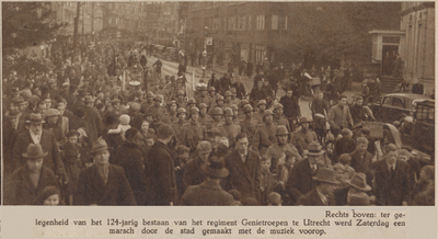 874682 Afbeelding van de mars door de stad door het Regiment Genietroepen te Utrecht, ter gelegenheid van het 124-jarig ...